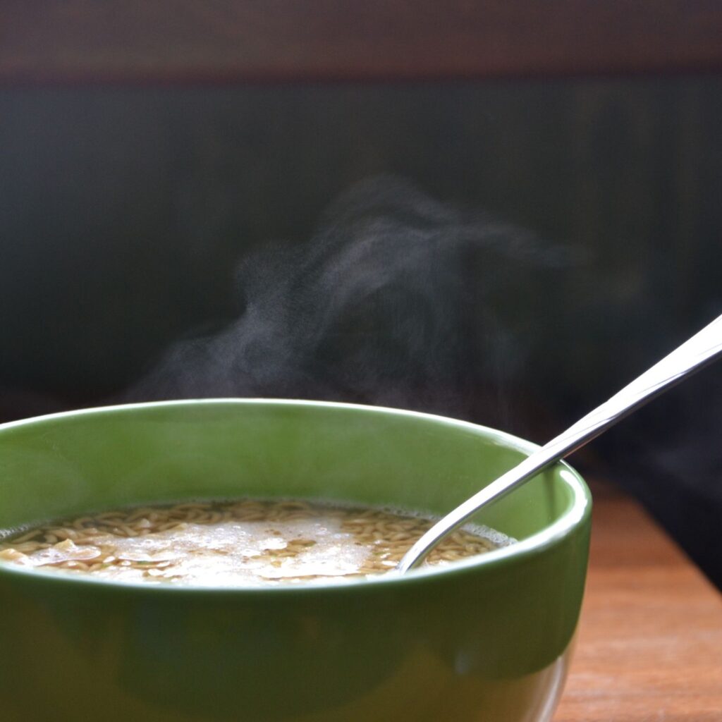 bowl verde com sopa