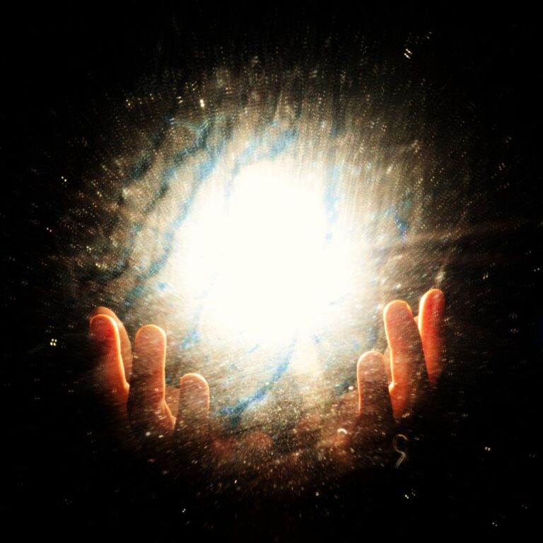 mãos segurando um círculo de luz