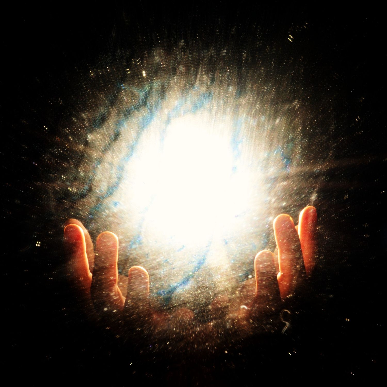 mãos segurando um círculo de luz