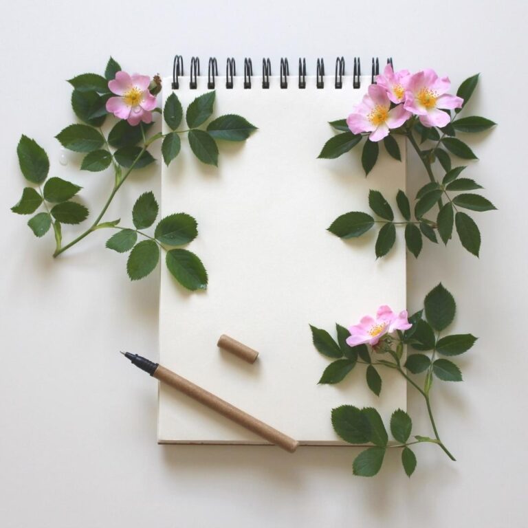 bloco de anotações com flores