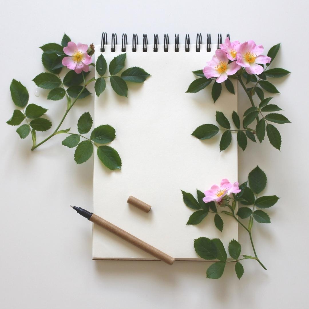 bloco de anotações com flores