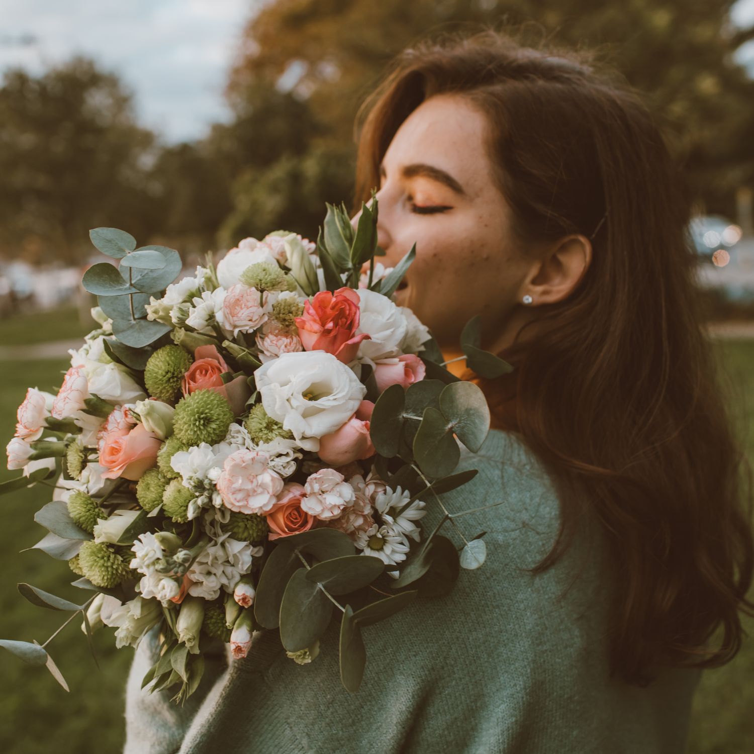 mulher segurando flores simbolizando a união entre os Florais de Bach e o Amor-próprio
