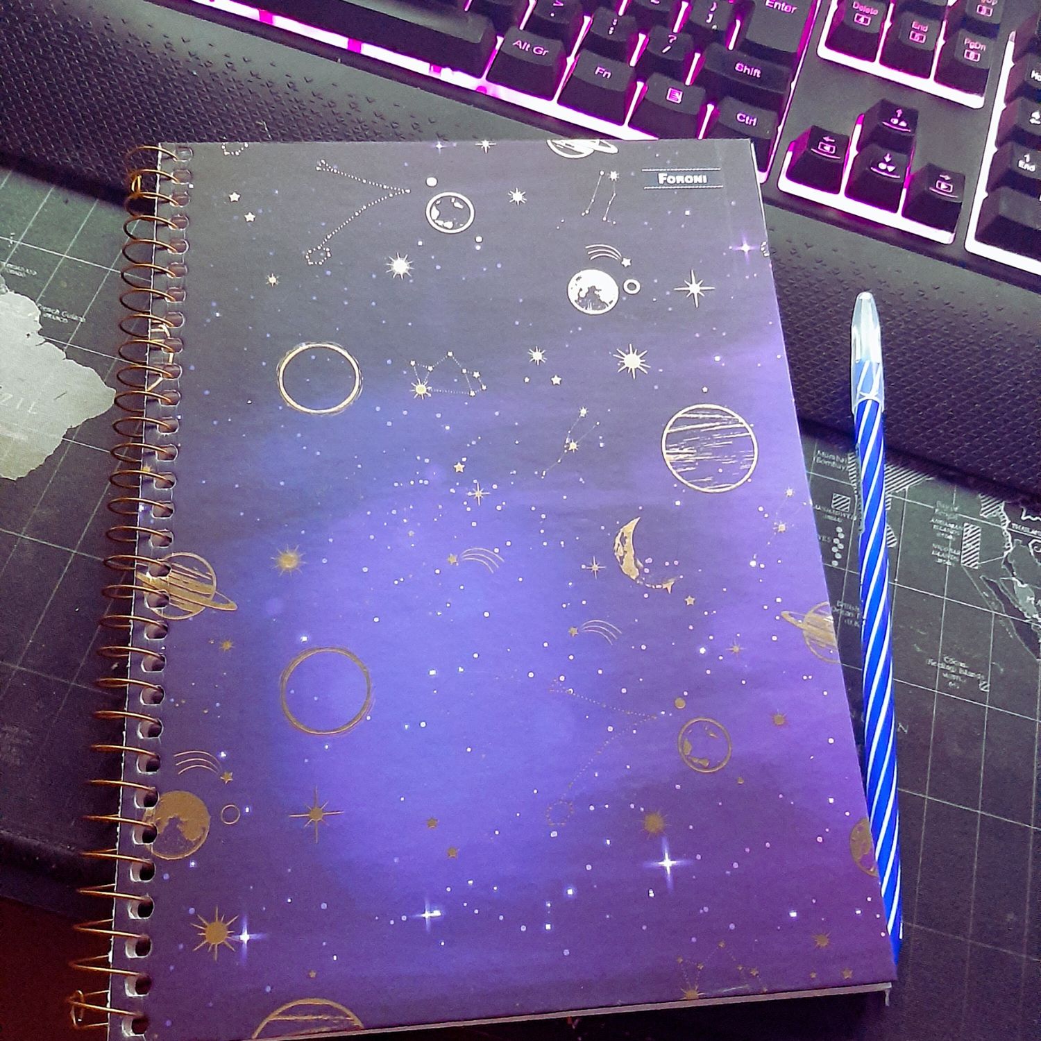 caderno roxo com constelacoes dos signos do zodiaco